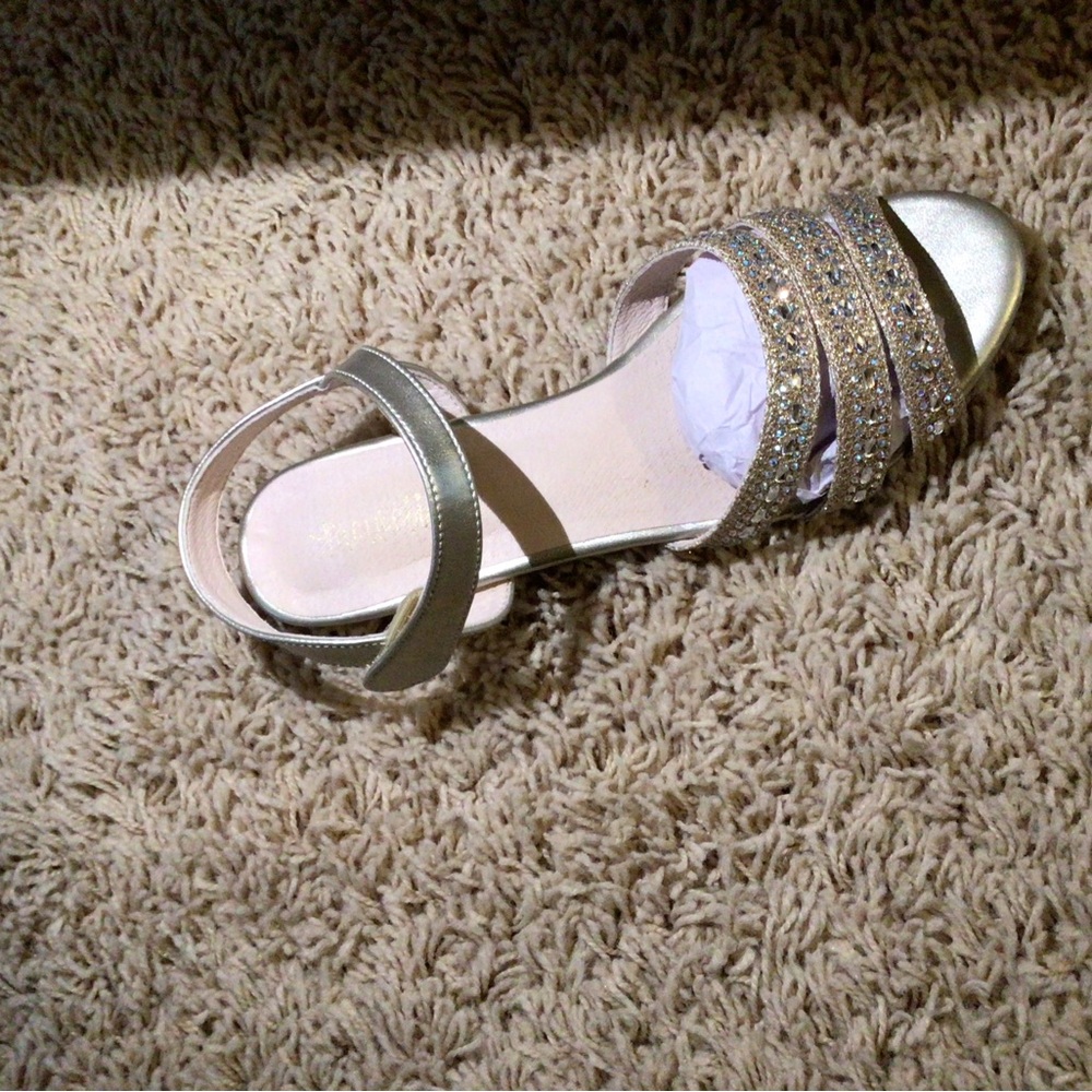 Elegant Champagne Strappy Big Girls Sandals Size 2.5 - Picture 7 of 8